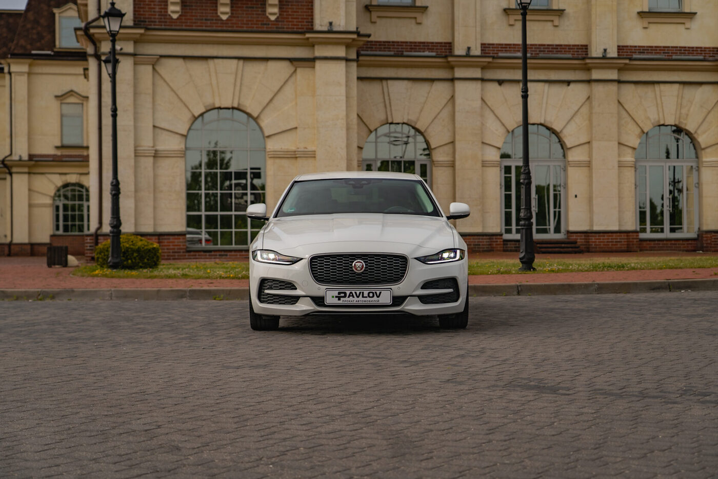 Jaguar XE 2021 — аренда авто в Калининграде — фото 3