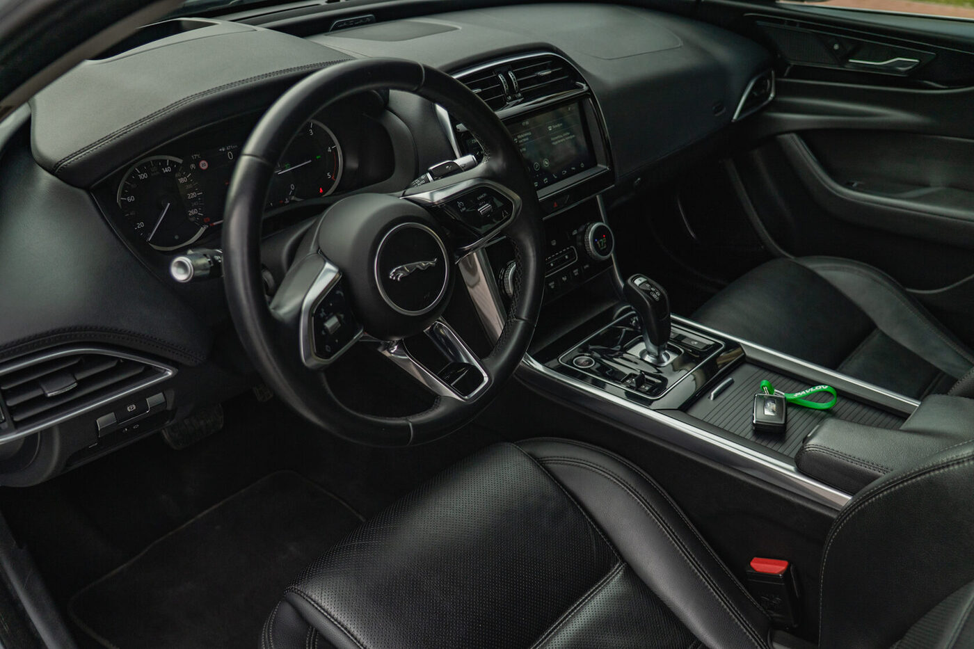 Jaguar XE 2021 — аренда авто в Калининграде — фото 18