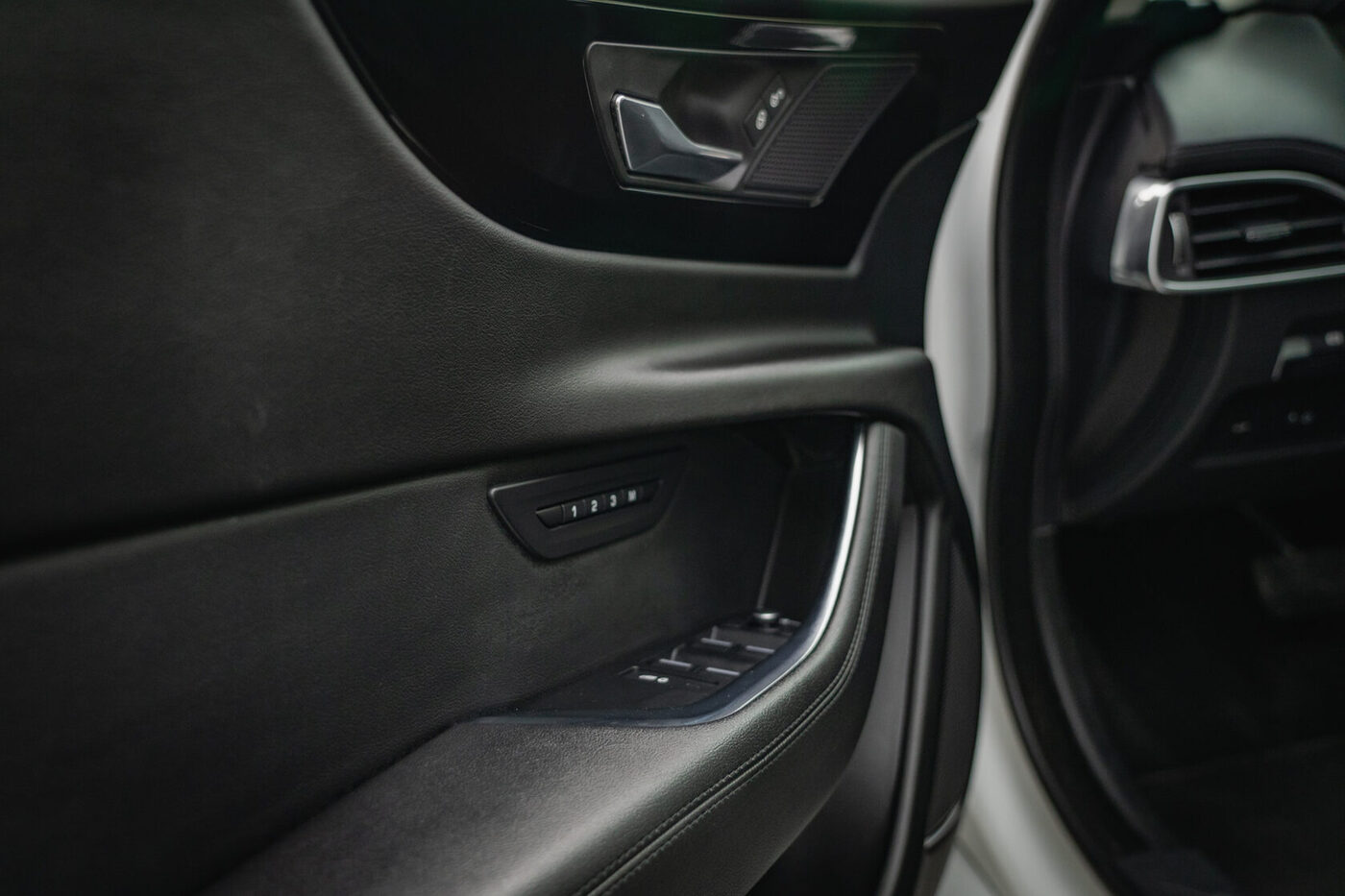 Jaguar XE 2021 — аренда авто в Калининграде — фото 20