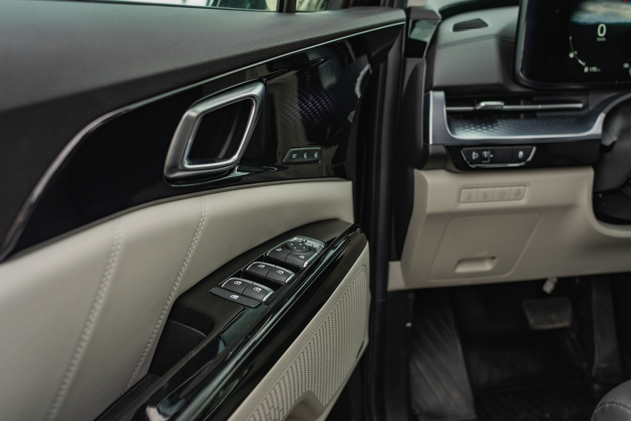 Прокат Kia Carnival (чёрный, 2021) — аренда авто в Калининграде — фото 21