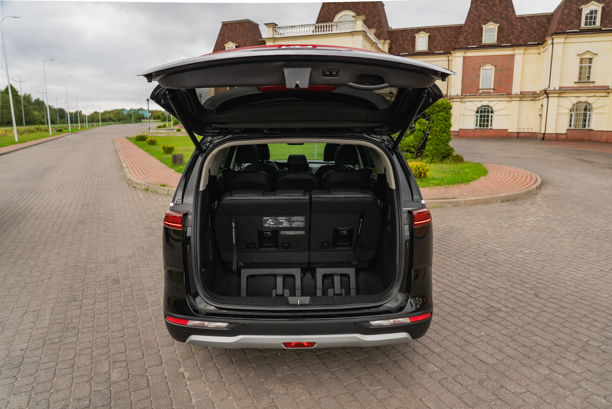 Прокат Kia Carnival (чёрный, 2021) — аренда авто в Калининграде — фото 32