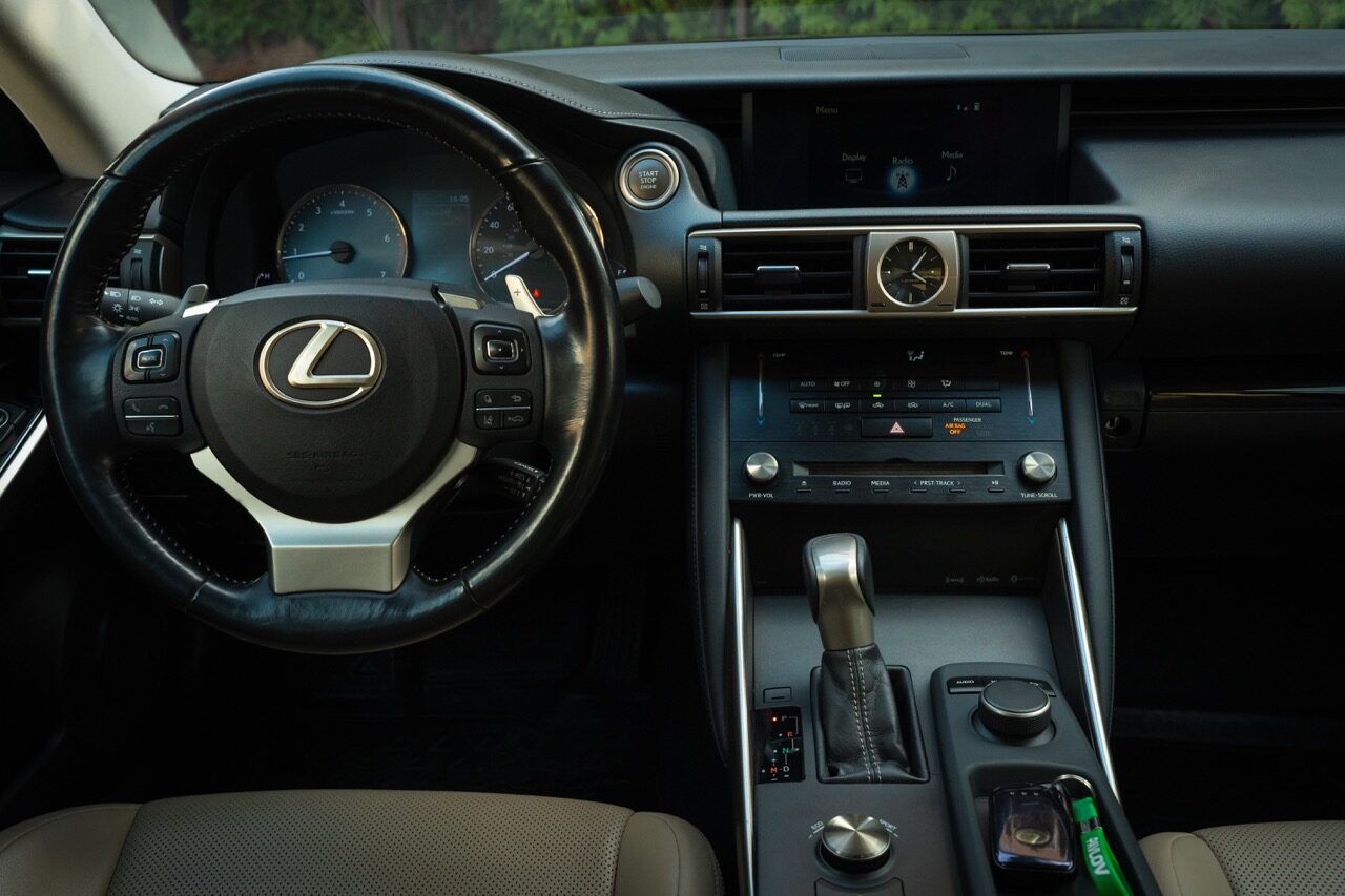 Lexus IS 2016 — аренда авто в Калининграде — фото 17
