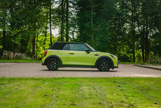 Прокат Mini Cooper Cabrio (жёлтый, 2023) — аренда авто в Калининграде — фото 11
