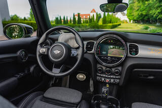 Прокат Mini Cooper Cabrio (жёлтый, 2023) — аренда авто в Калининграде — фото 3