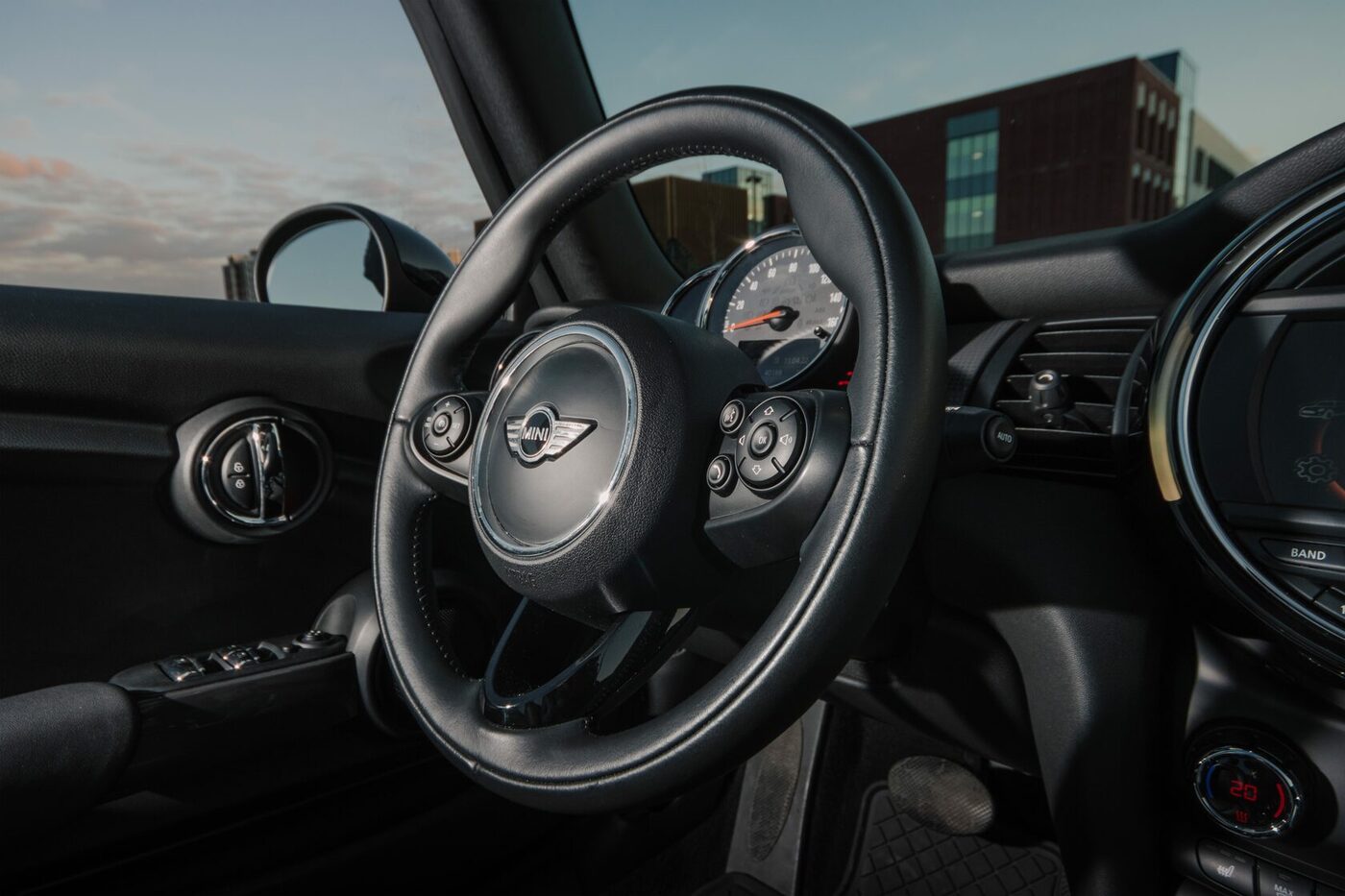 Mini Cooper cabrio 2018 — аренда авто в Калининграде — фото 20